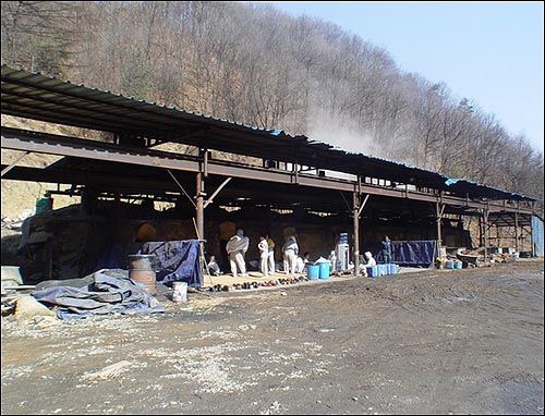 찜질하는 상가마. 여러 개의 가마 중 세곳이 찜질용으로 개방되었다. 